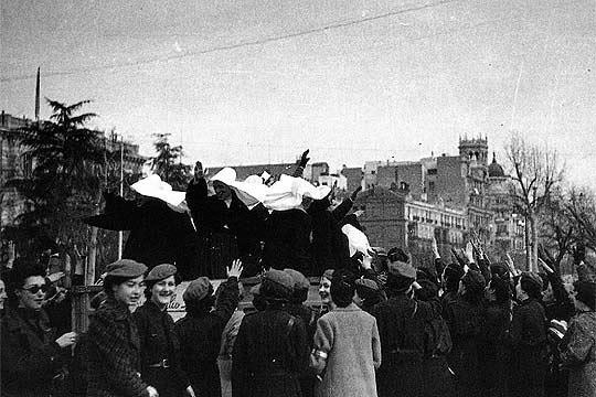 Monjas saludando a la manera fascista, celebran la “liberación” de Madrid. 