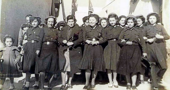 Pilar Primo de Rivera (falda clara) con otras falangistas.