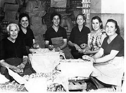 Mujeres trabajadoras murcianas en la manipulación de fruta en fresco, hacia 1960.