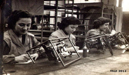 Mujeres en una fábrica barcelonesa en los años 50.