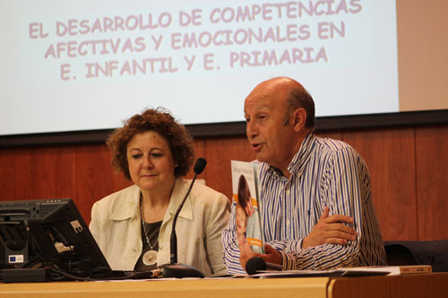El profesor Gerardo Fernández presenta a la ponente Begoña Ibarrola