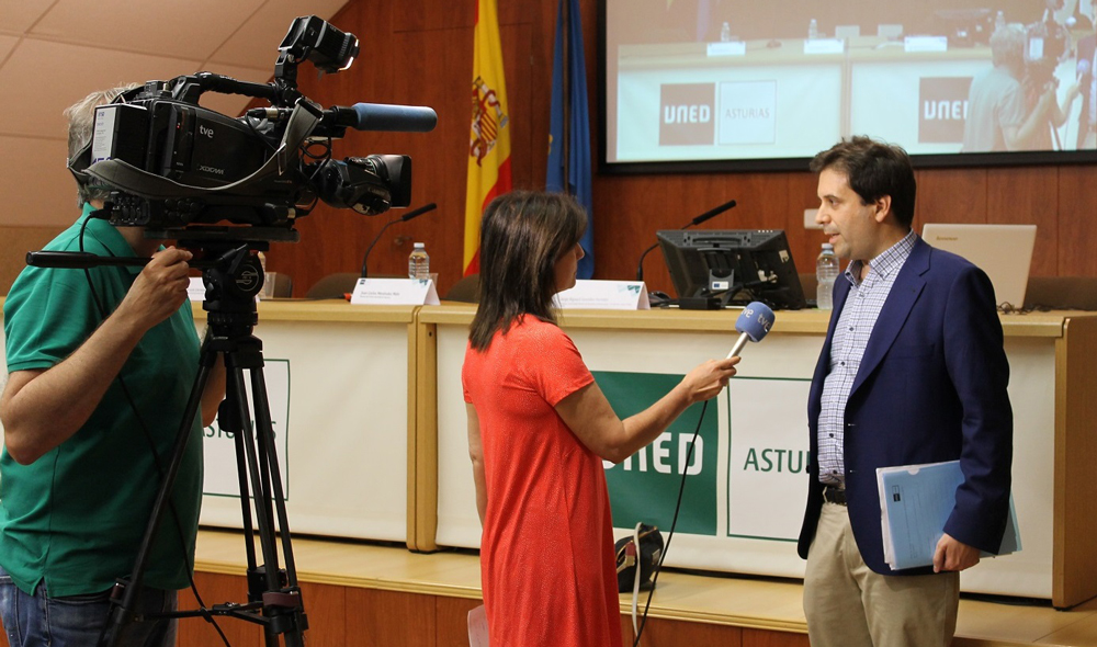El director del Centro Asociado de Asturias, Juan Carlos Menéndez Mato, junto a la directora del curso, 