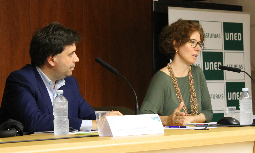 La profesora, durante su ponencia, junto a Jorge Alguacil.