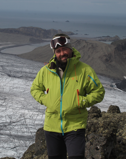 Jesús Ruiz frente al glaciar Rocht, llegando al mar en la isla Livingston