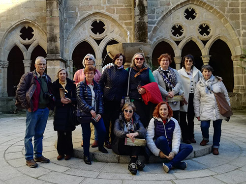 Los alumnos de UNED Sénior y Covadonga Bertrand en el claustro de la Catedral vieja de Plasencia.