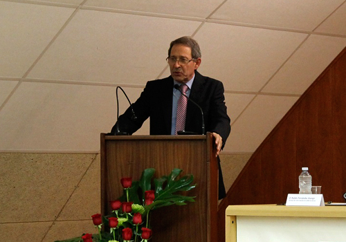 Ponencia inaugural, a cargo del catedrático Mario Menéndez.