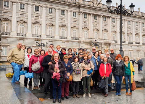 Grupo de alumnos de UNED Sénior frente al Palacio Real de Madrid, en un viaje cultural