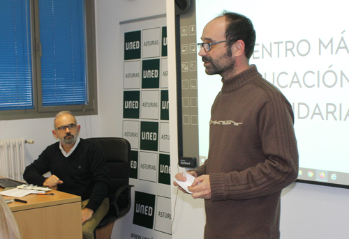 Rubén Fernández Arango dio la bienvenida a las personas que asistieron al acto y presentó a los ponentes.