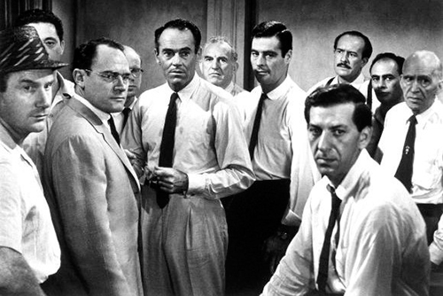 Henry Fonda, en el centro de la imagen, en una escena de "12 hombres sin piedad".