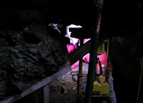 Esteban Álvarez, en la cueva de El Cierro