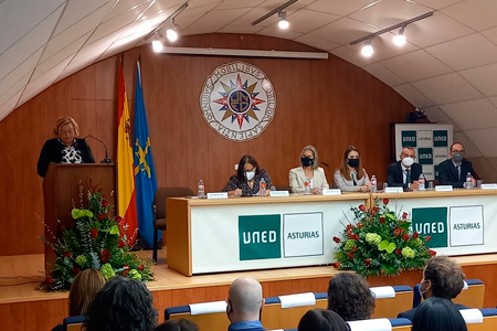 Rosa Menéndez imparte su ponencia.