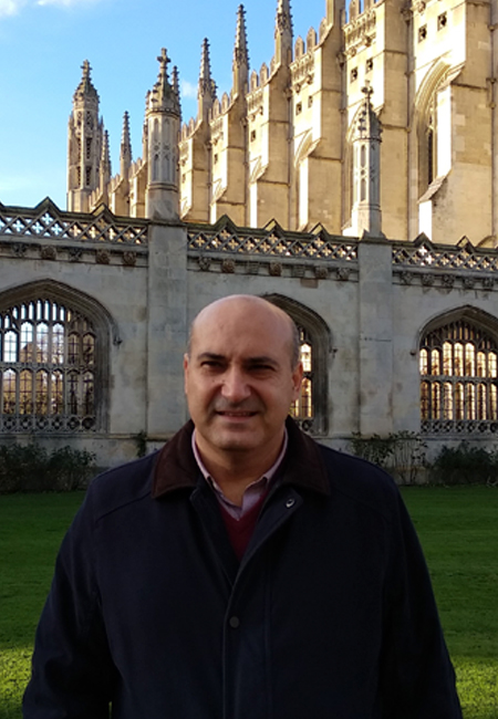 El profesor Raúl González Salinero, en el King's College de Cambridge.