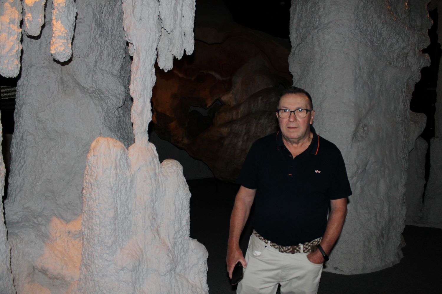 JosÃ© RamÃ³n LÃ³pez, frente una rÃ©plica de la cueva de Tito en el Centro de Arte Rupestre