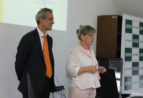 Juan Carlos Menéndez Mato y Beatriz García Rodríguez, en la inauguración del curso.